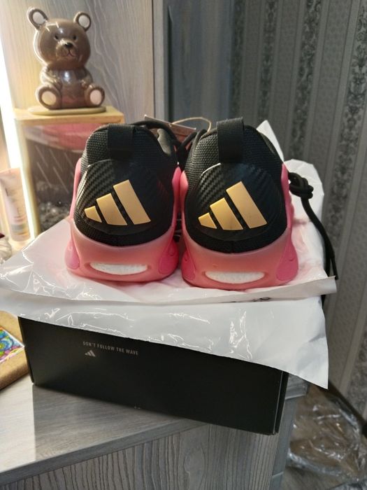 Adidas кроссовки.