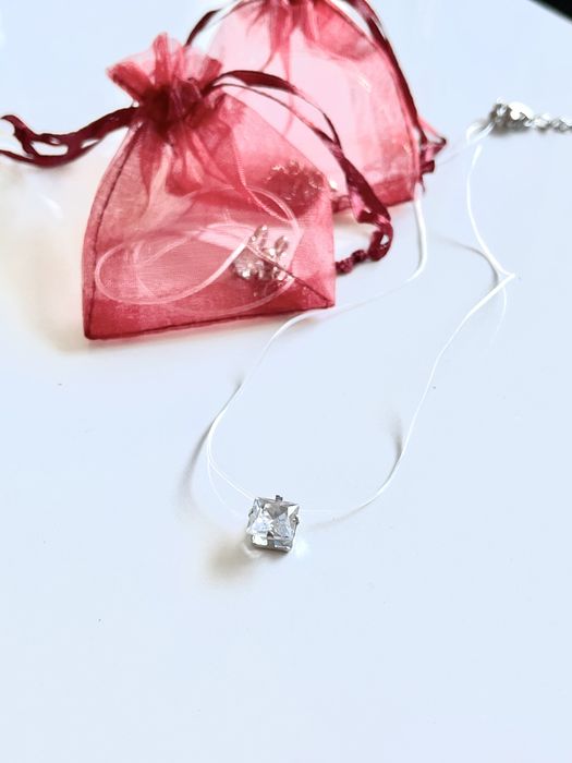 РАЗЛИЧНИ ВИДОВЕ, Нежно колие с безцветна корда и камъче цирконий