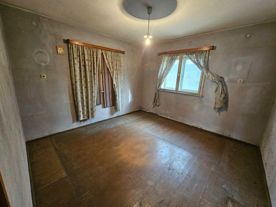 3-етажна къща с двор и гараж в идеален център на Велинград