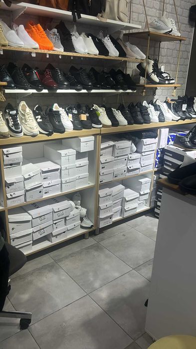 mobilier pentru magazin in stare foarte buna [birou , polite, mobilier