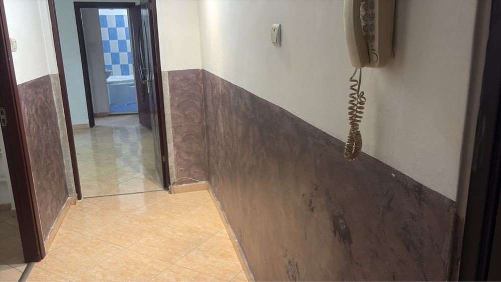 Vand apartament la etaj 2