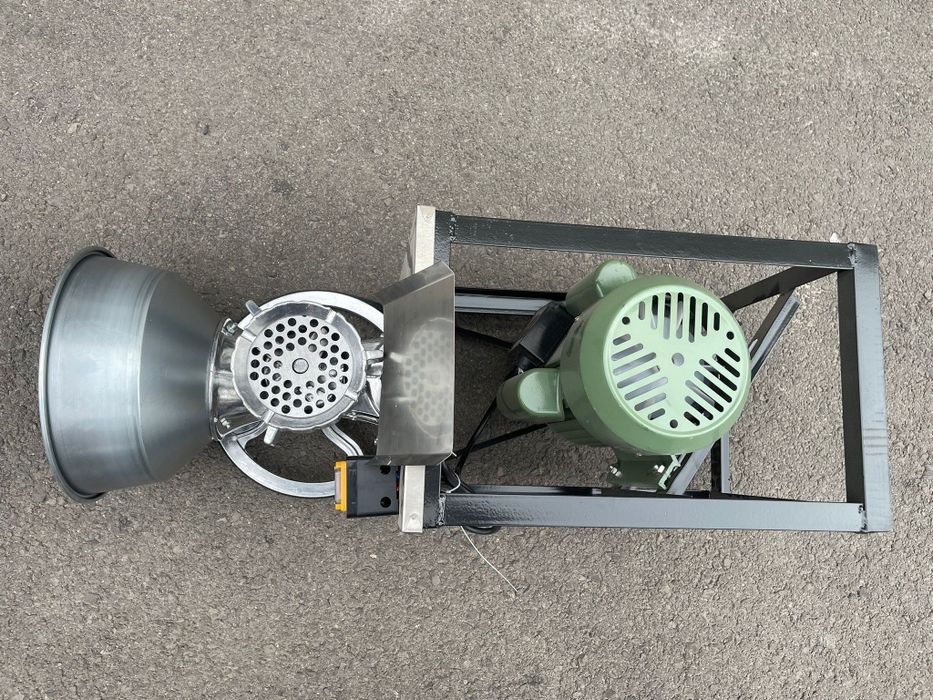 Mașina de tocat electrică cu măsuță și motor