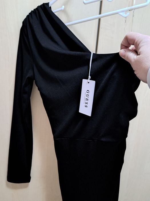 Стилна черна рокля на GUESS