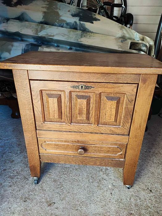 Бар шкаф от дърво