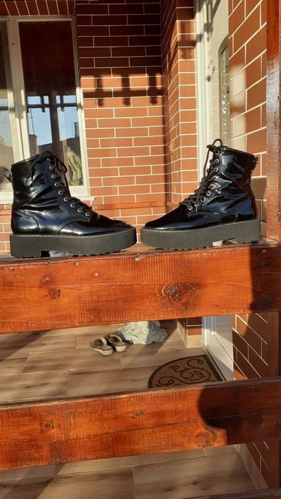 Vand ghete din piele lăcuită, mărimea 40.