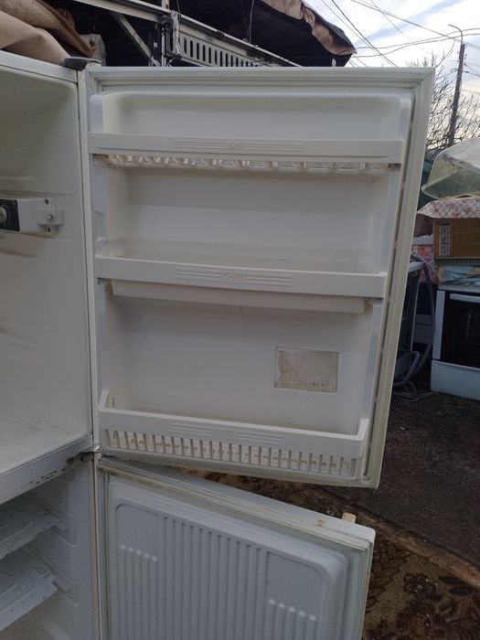 Хладилник с фризер.