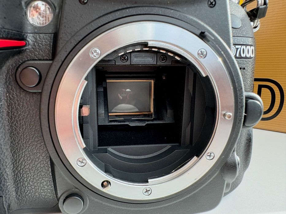 Nikon D7000 Body + 2 батерии + дистанционни + кутия | Отлично състояние