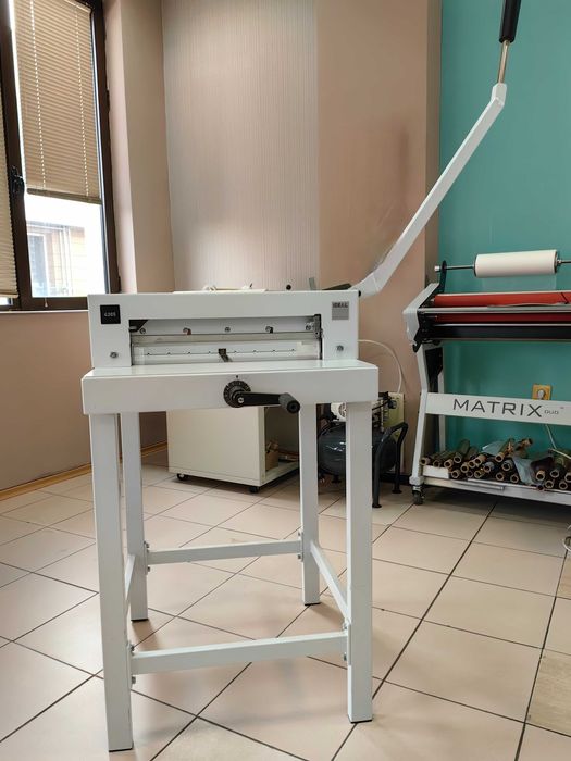 Гилотина Ideal 4305 - Професионална ръчна гилотина за рязане на хартия