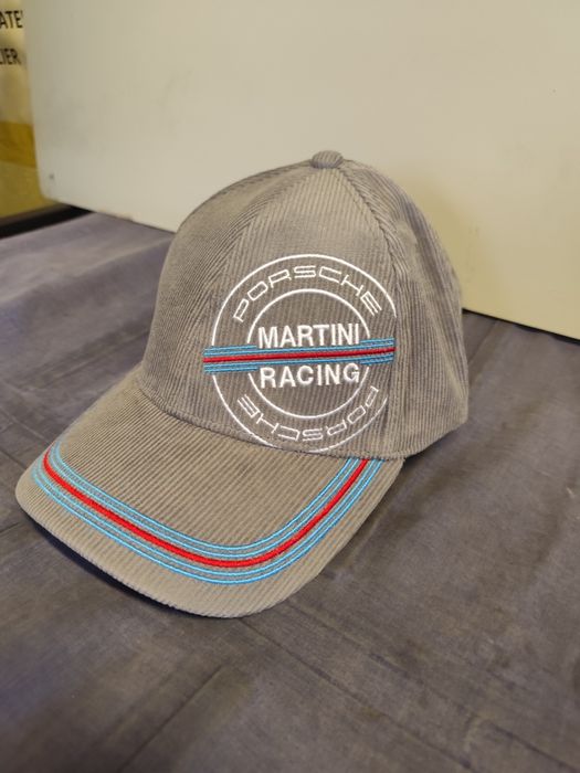Aceasta este o șapcă unisex Porsche Martini Racing de culoare gri.
