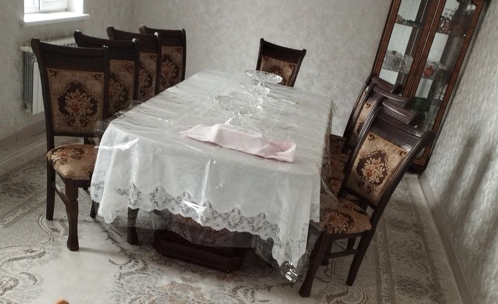 Стол с 12 стульями