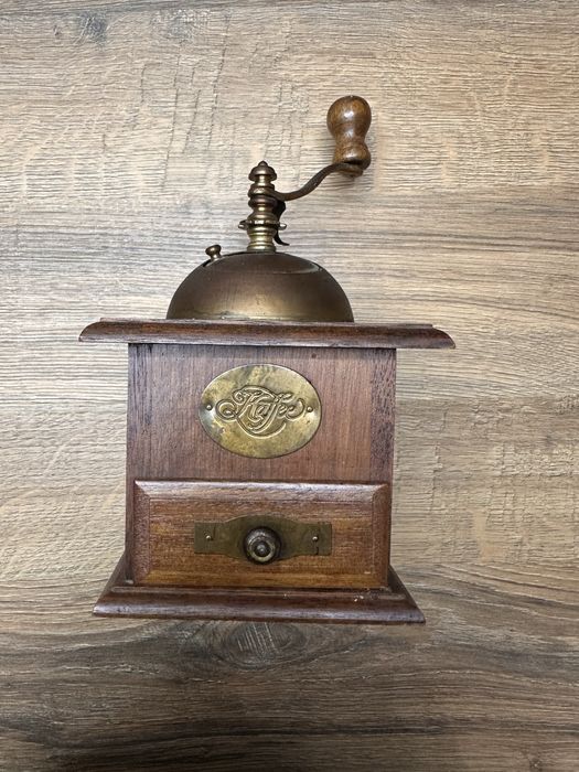 Vand rasnita de cafea/nuci veche din lemn (rasnita,cafea,boabe,vintage
