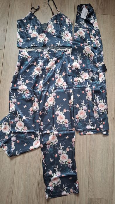 Pijama satin formata din top,pantaloni si halat.