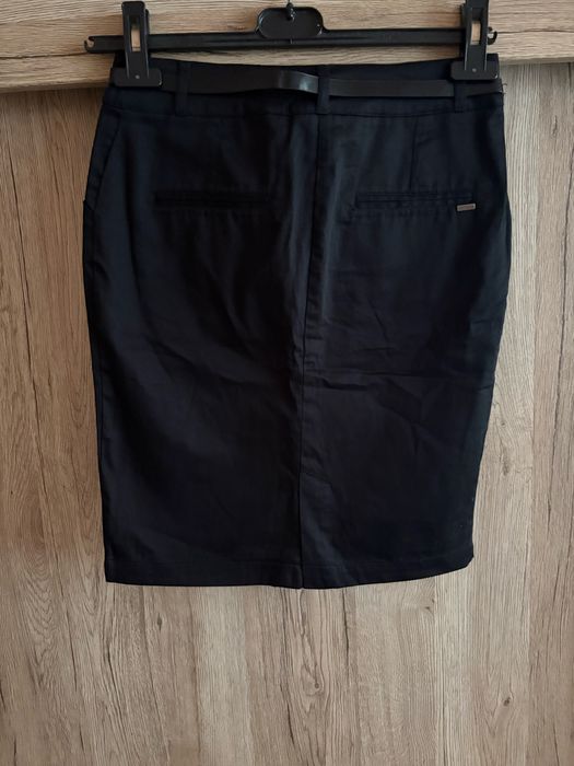 Подарявам Ново дамска пола на марката MANGO размер XS