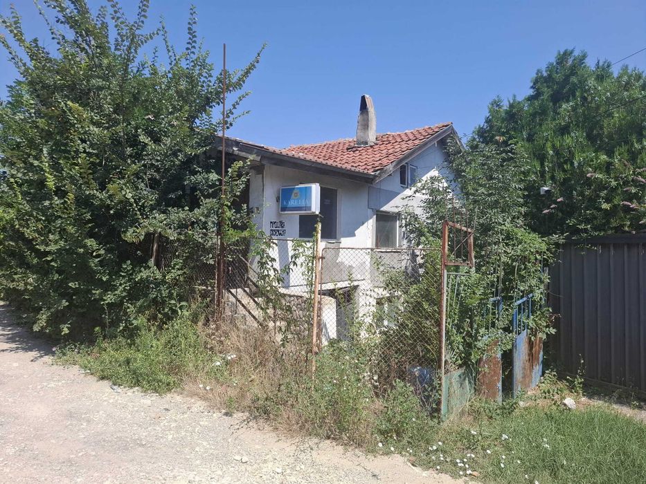 Продава къща с двор