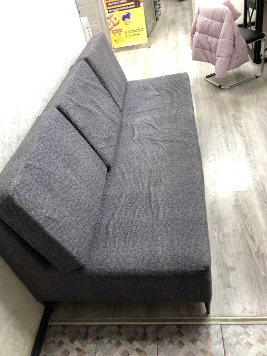 Замонавий тўғри диван, кўк-кулранг рангда, яхши ҳолатда