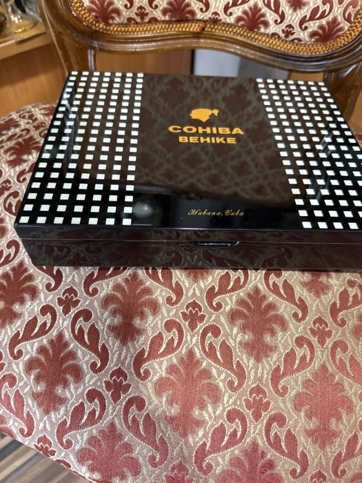 пригинални две кутий за пури cohiba behike 54/56