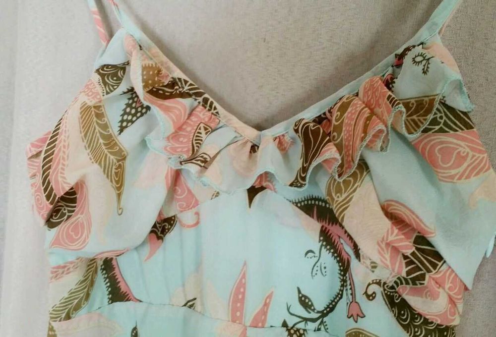 Страхотна лятна рокля с красиви цветя размер S