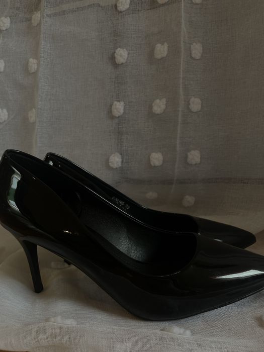 Елегантни черни лачени токчета