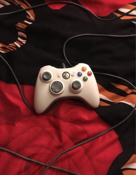 Vând Xbox 360...