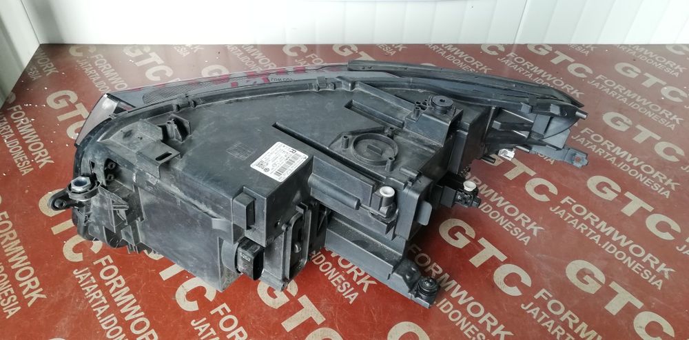 2 броя десен фар VW Tiguan 2020-