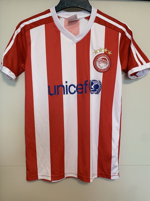 Футболни екипи и артикули