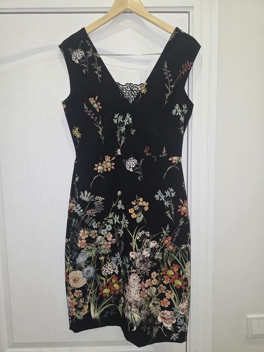 Платье Zara чёрное с цветочным принтом, размер L