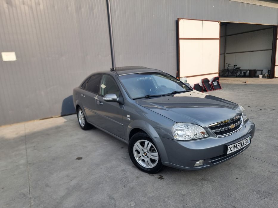 Ласетти сотилади. Юриб турган машина