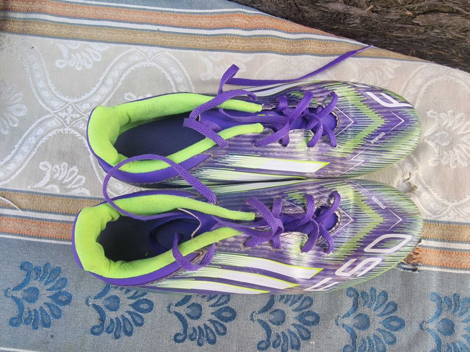 Ghete de fotbal cu crampoane
