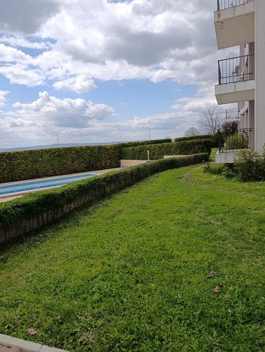 Напълно обзаведено студио на море в комплекс с басейн.