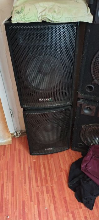 Vând  4 boxe și statie