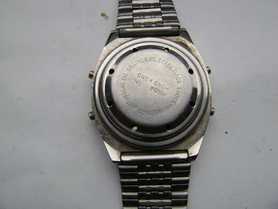 Продавам 5 броя ретро кварцови часовници Levis,Time Tronic,Quartz