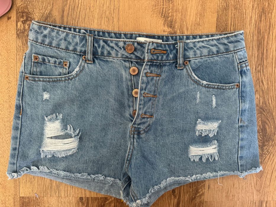 Pantaloni scurți denim și bluză umeri goi in