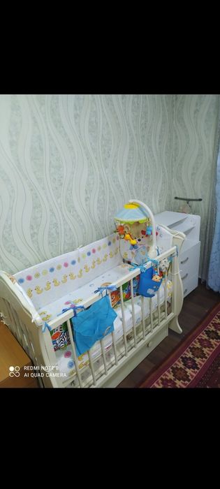 Детская кроватка с маятником
