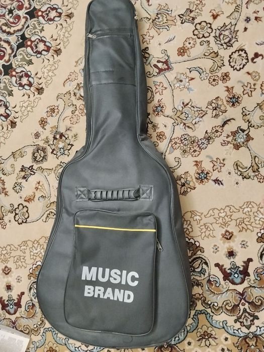 Akustik gitara, chexoli bilan birga