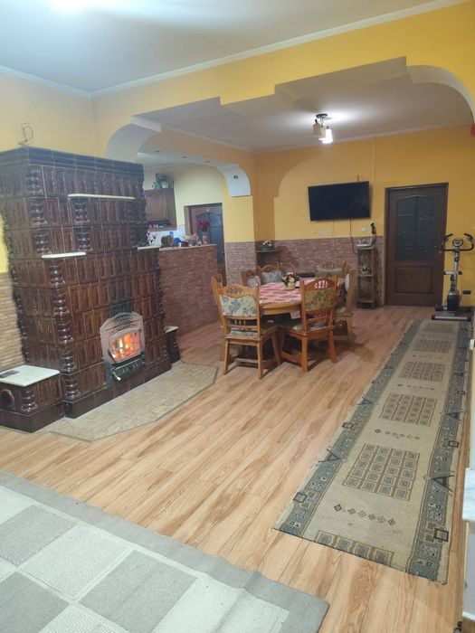 Casă solidă din cărămidă, 3 camere, curte mare, garaj și livadă