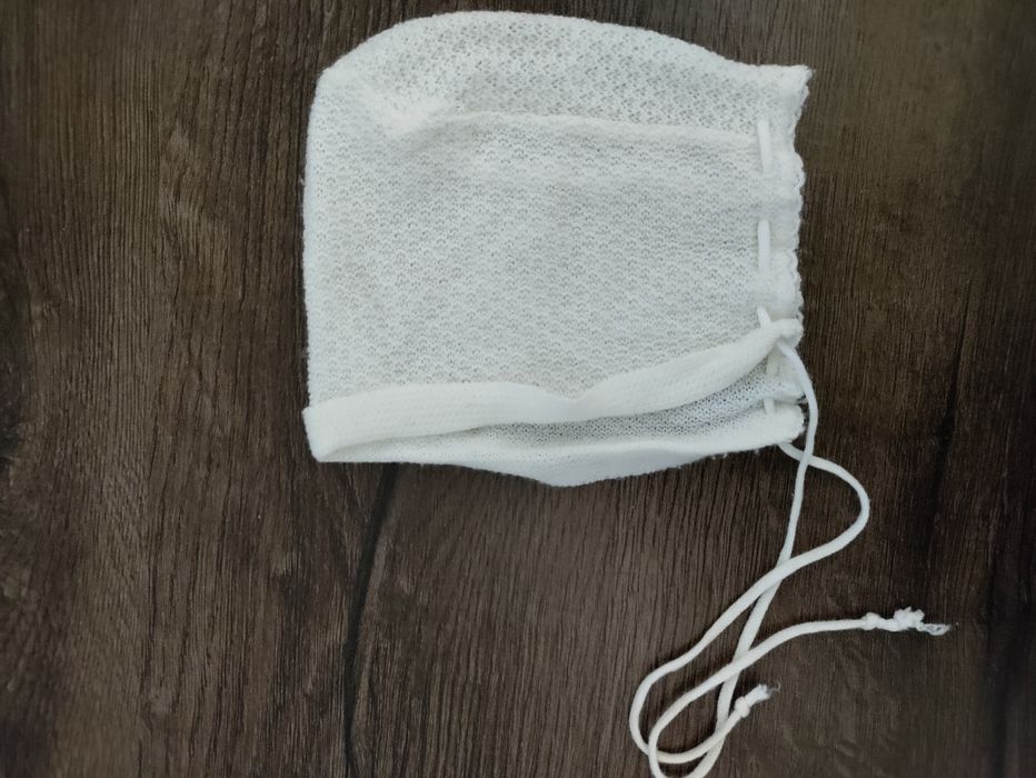 Лот бебешки есенни и зимни шапки 0-6 месеца