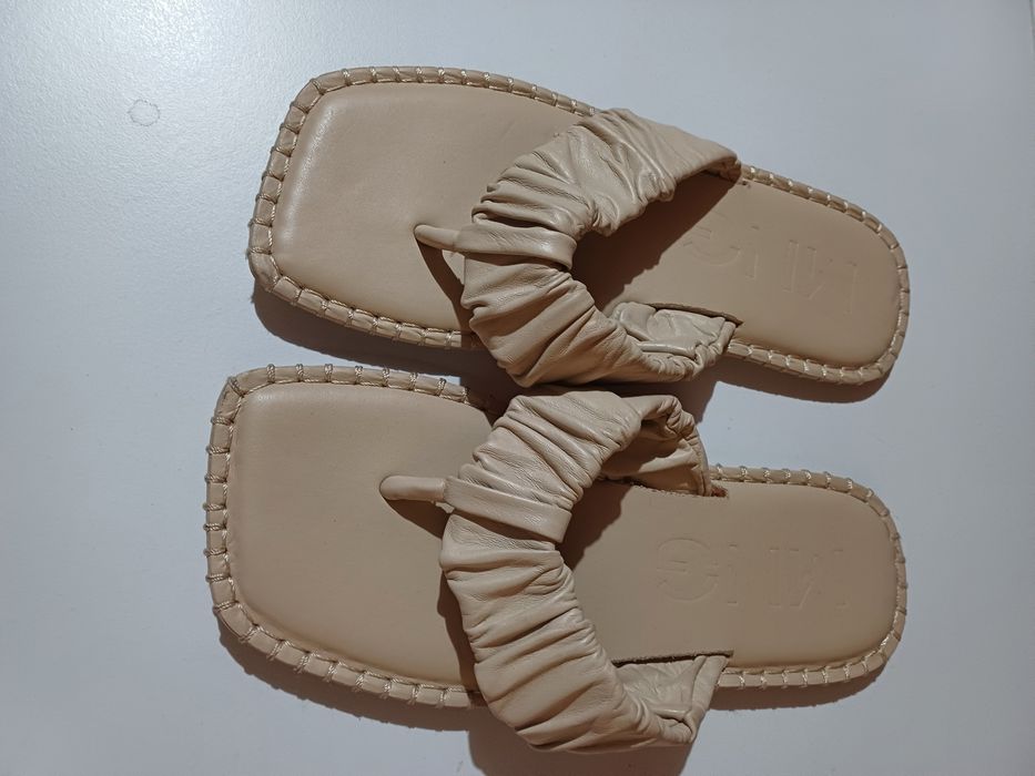 Нови чехли бели и бежаво