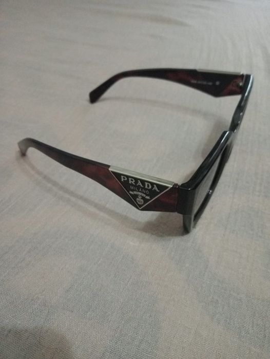 Продам женские оригинальные очки Prada.