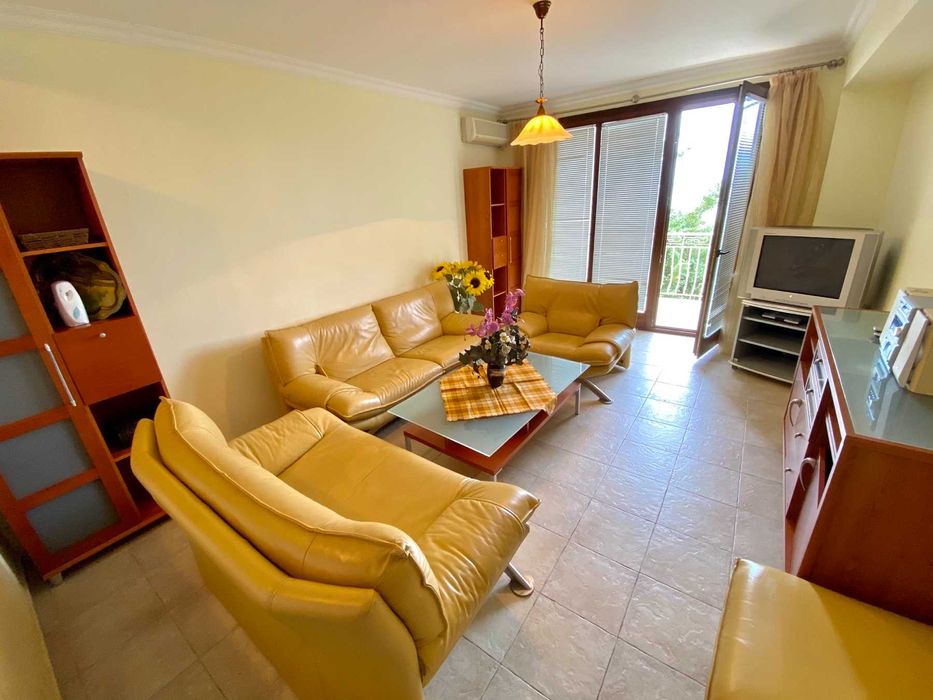 Луксозен двустаен апартамент на първа линия до централния плаж с морска панорама