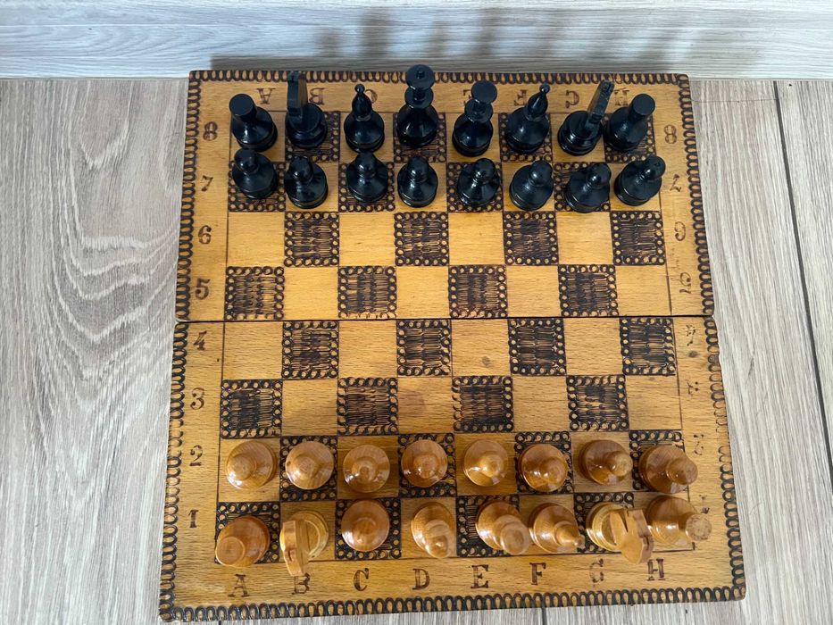 Шах с дървени фигури