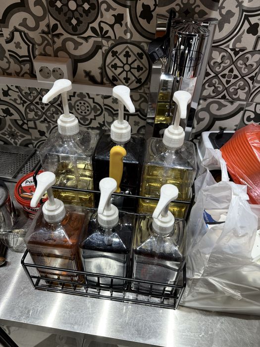 Стол, холодильник , фритрю , тостер