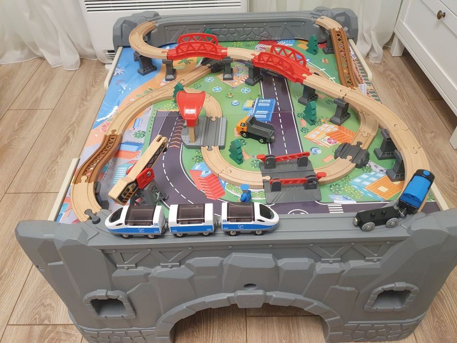 Игрален комплект Hape - Дървена влакова композиция с маса, 70 части