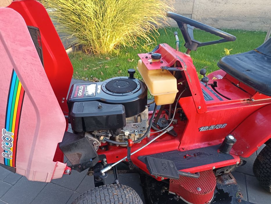 Tractoras tuns iarba