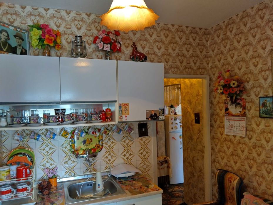 Продава разширена , вътрешна гарсонера