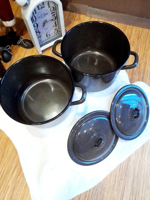 Две емайлирани тенджери, две нови кухненски дьски орех