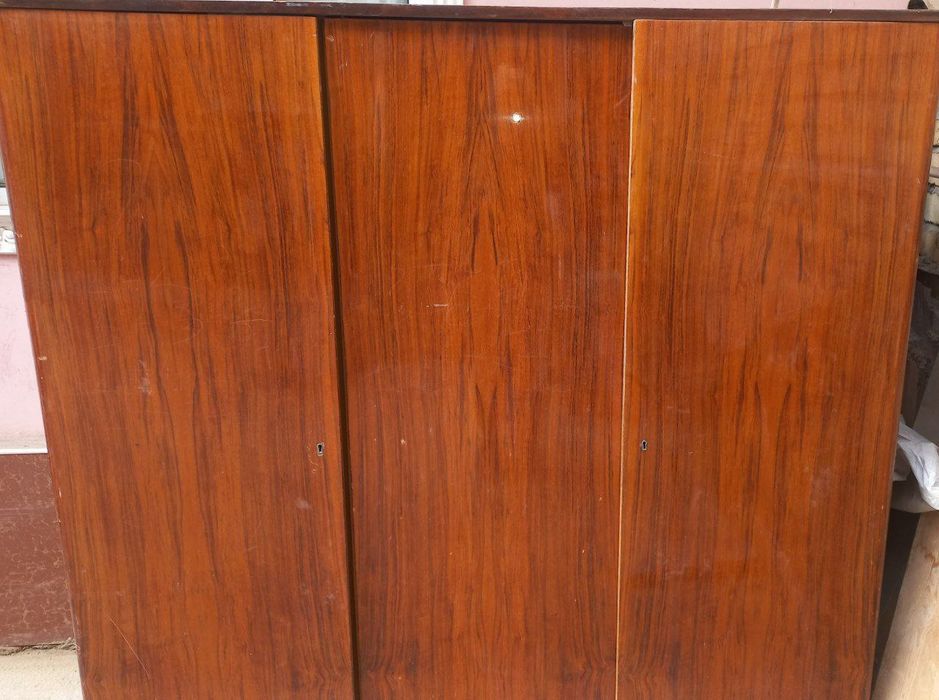 Продаётся Германский трёхстворчатый шифоньер