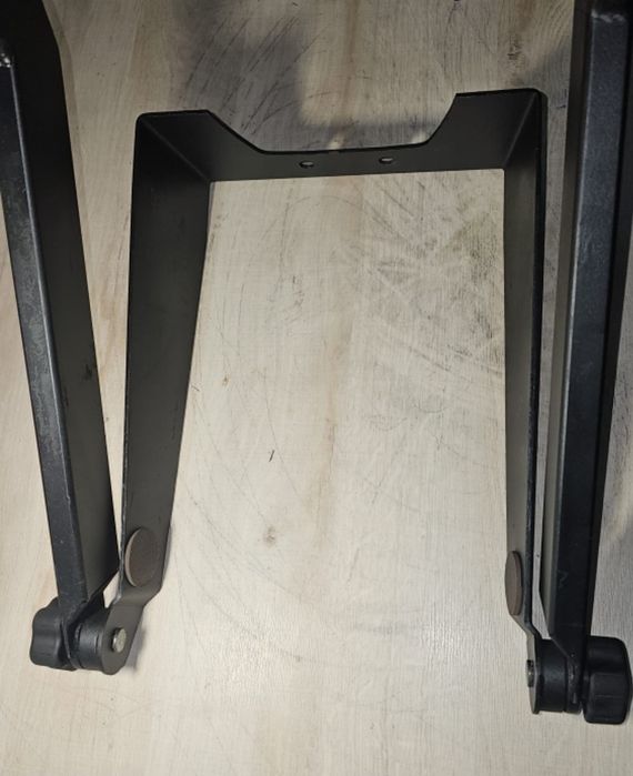 Vand o pereche de bracket-uri D&B Audiotechnik  originale pentru boxe V7P/V10P