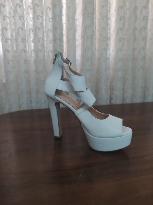 Женская обувь белого цвета
