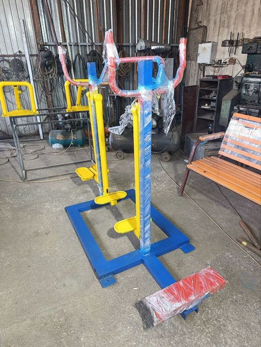 Уличный тренажёр.