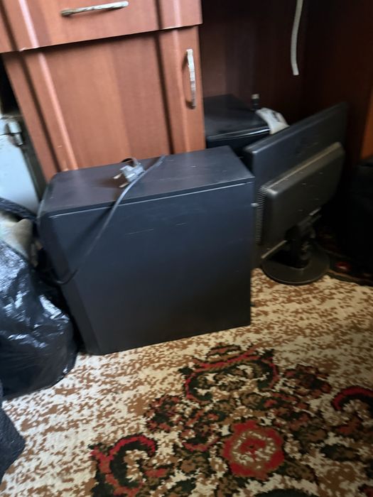 2ta monitor 2ta kompyuter case